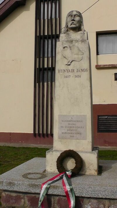Hunyadi János emlékműve a kultúrház előtt. (Fotó: 2018. év február)