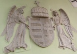 Homlokzat az angyalos címerrel