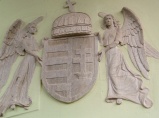 Homlokzat az angyalos címerrel