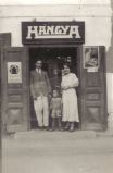 HANGYA bolt (Rákóczi út 50.) 1934. év őszén. Balra Schubert Lajos boltos, középen Szabó Tibor, mellette jobbra édesanyja, Kubina Anna.